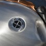Coppia stemmi serbatoio alluminio spazzolato BMW 70 mm Bullymachine