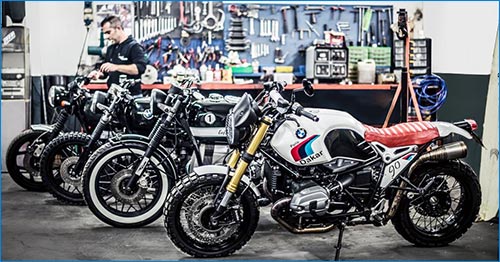 La nostra officina auto e moto Il nostro negozio di giocattoli